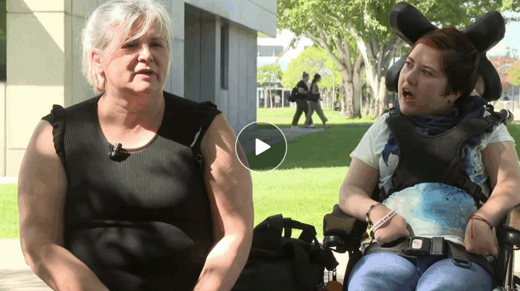 Elsa es la primera joven con ELA en entrar a la universidad, donde estudiará psicología y criminología.