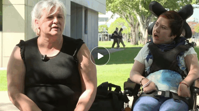 Elsa es la primera joven con ELA en entrar a la universidad, donde estudiará psicología y criminología.