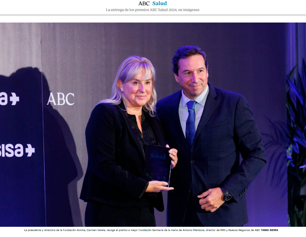La presidenta y directora de la Fundación Avintia, Carmen Varela, recoge el premio a mejor Fundación Sanitaria de la mano de Antonio Mendoza, director de RRII y Nuevos Negocios de ABC.