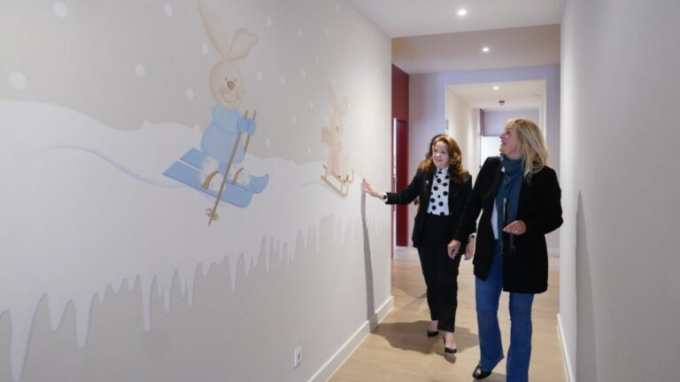 La Consejera de Sanidad de la Comunidad de Madrid, Fátima Matute, y Carmen Varela